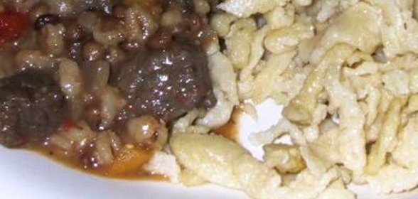 Жаркое из говядины с чечевицей и красным вином