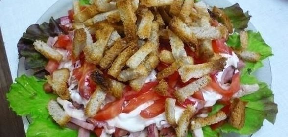 Салат Кармен с курицей и ветчиной сухариками