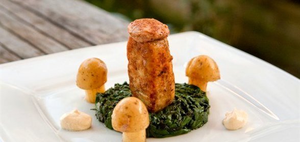 Пожарские котлеты с фуа-гра, сметанным соусом и грибами из картофеля