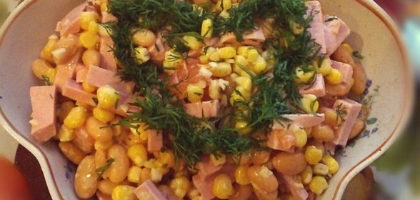 Салат с фасолью, ветчиной и сухариками
