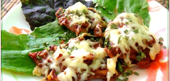 Свинина под сыром с чесноком