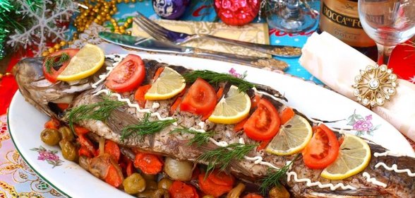 Рождественский карп фаршированный овощами
