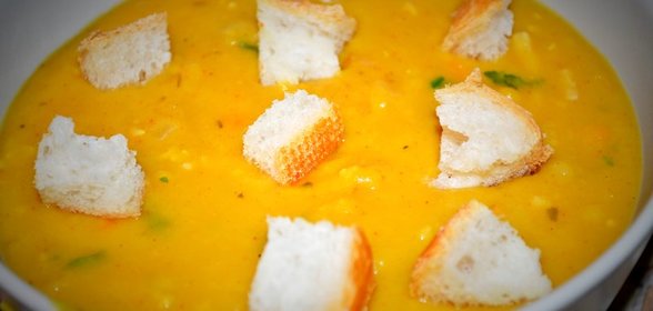 Горошница с овощами, копченостями и гренками