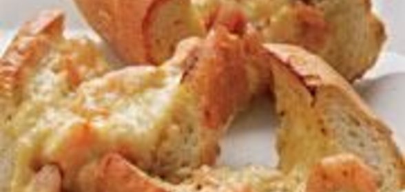 Гигантские гренки с креветками и чеддером