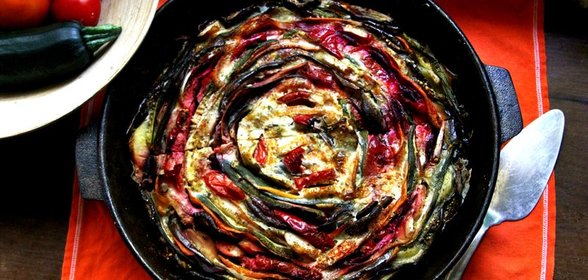 Овощная запеканка с баклажанами, сладким перцем, свеклой и помидорами