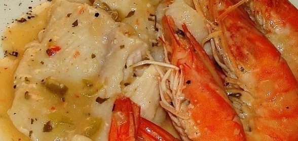 Морской язык с соусом и креветками