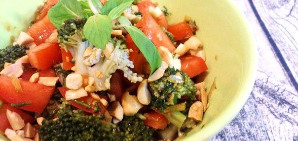 Веганский салат с брокколи