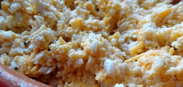 Куриный салат с яйцами и сыром