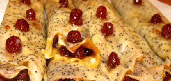 Блины маковые с земляничной начинкой
