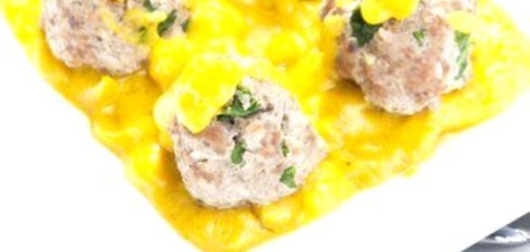 Куриные котлеты с киноа и яблочным соусом