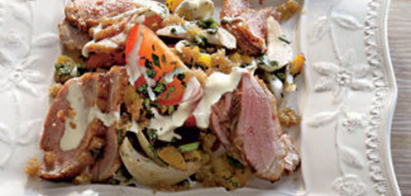 Теплый салат с уткой и йогуртово-горчичной заправкой