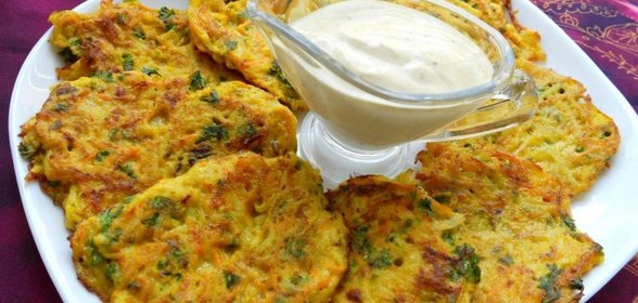 Оладьи овощные с соусом карри по-индийски