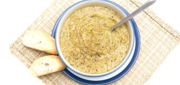 Холодный крем-суп с зеленым горошком и цукини по‑средиземноморски