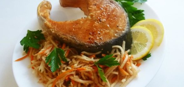 Семга с салатом из редьки и моркови