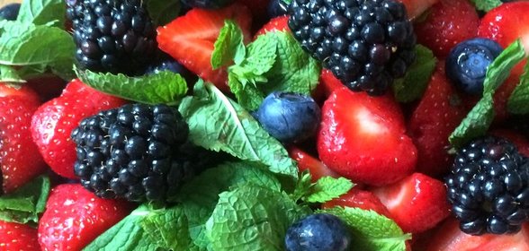 Ягодный салат с мятой