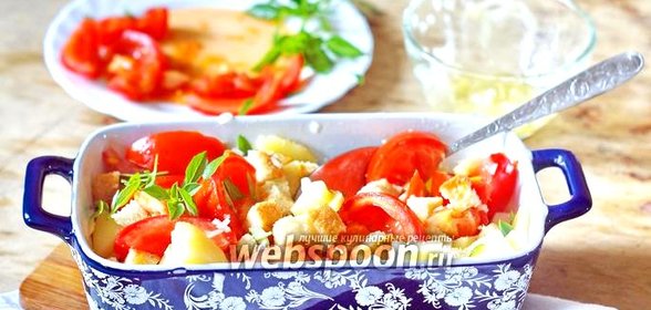 Салат с помидорами и гренками