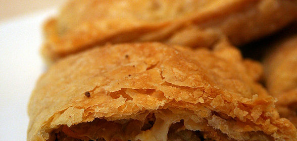 Слоеные пирожки с курицей и сыром