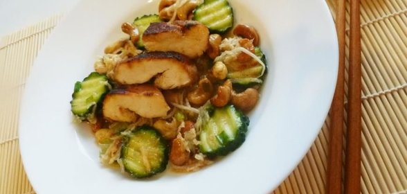 Салат с курицей, кешью и лаймом