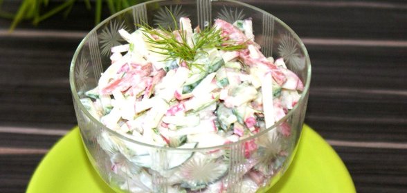 Острый весенний салат с колбасой
