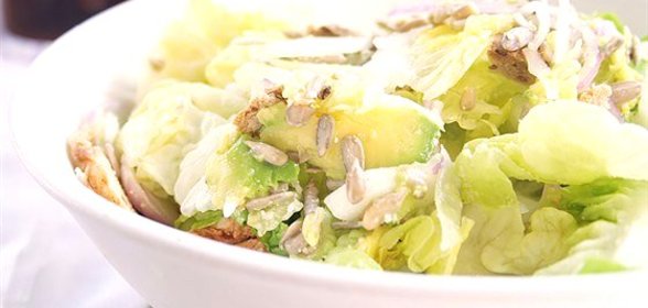 Салат «Цезарь» с курицей и авокадо