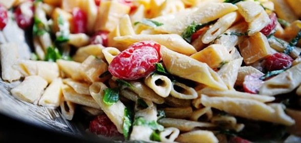 Салат с сыром Гауда, томатами и свежим базиликом
