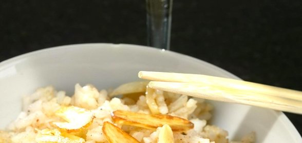 Рис с мускатным орехом, корицей и чесночными чипсами