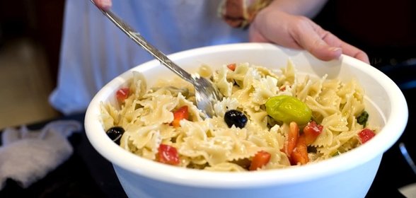 Cалат с макаронами Бантики