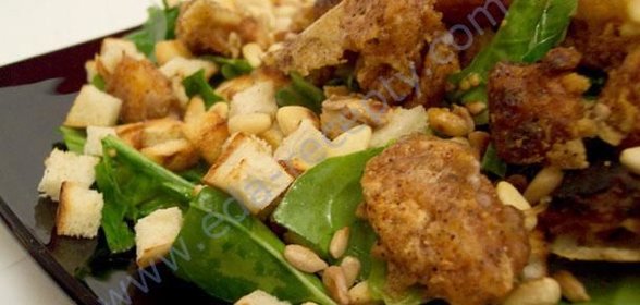 Салат с сухариками и паприкой