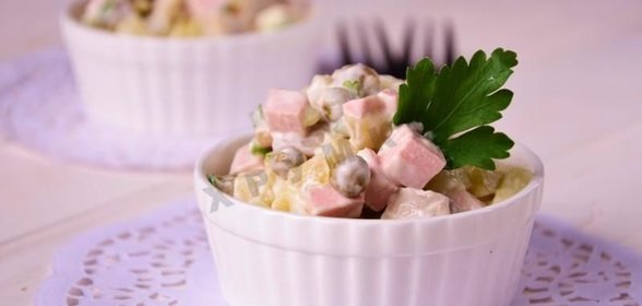 Салат с зеленым горошком и солеными огурцами