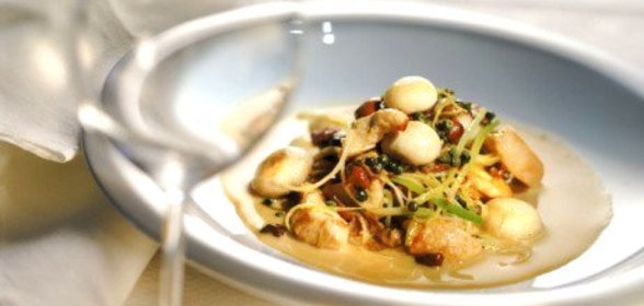 Гребешки на гриле с зеленым салатом и травами