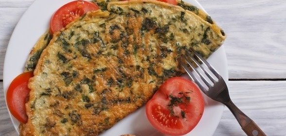 Омлет со шпинатом и помидорами