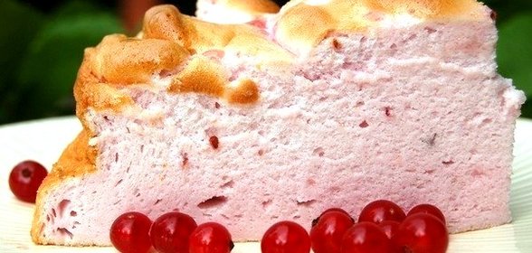 Воздушный белковый торт с ягодами