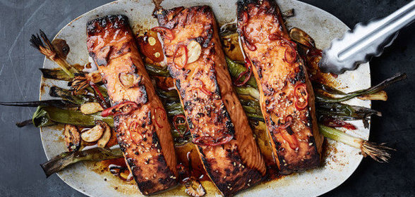 Запеченный лосось с кунжутом и зеленым луком