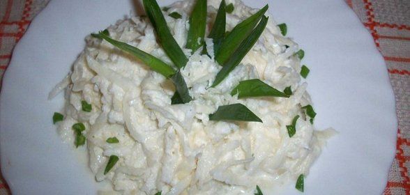 Салат из редьки со сметаной
