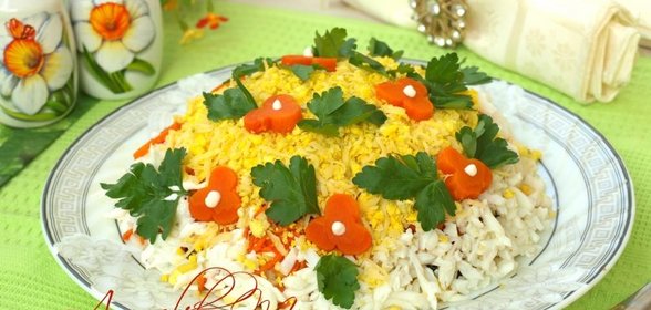 Слоёный салат с курицей, черносливом и кукурузой