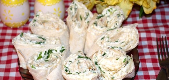 Рулет из лаваша с брынзой