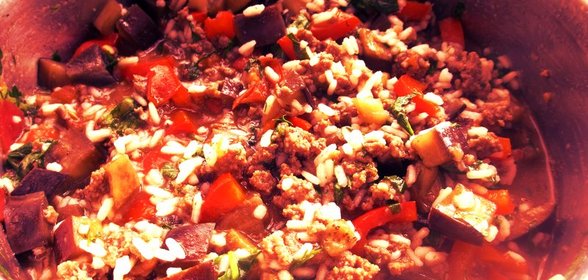 Баклажаны, тушеные с фаршем и рисом