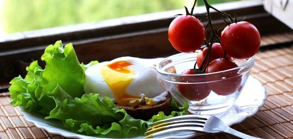 Яйцо пашот с тостом и овощами