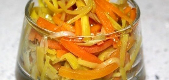Теплый салат из моркови и лука-порея