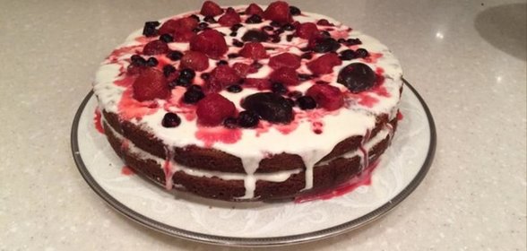 Шоколадный торт с кремом и ягодами