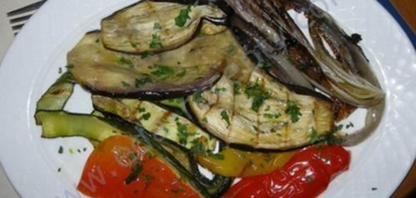 Салат из овощей, жареных на гриле