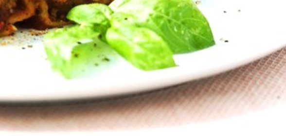 Каннеллони с куриной печенью и ветчиной под соусом из потрошков