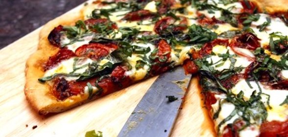 Пицца с моцареллой и базиликом