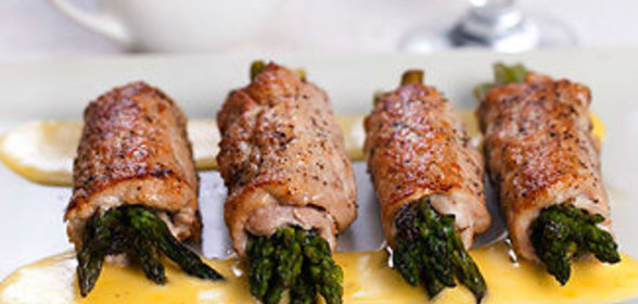 Рулетики из свинины со спаржей и голландским соусом