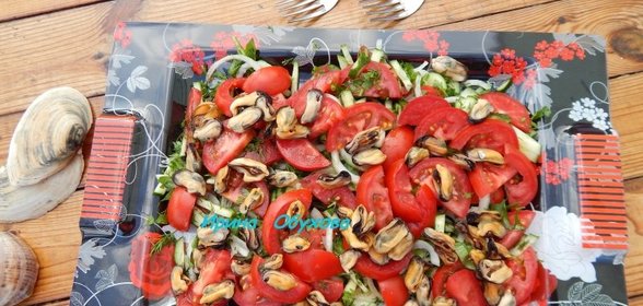 Салат из овощей с мидиями