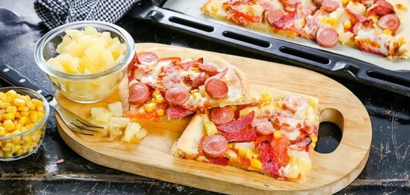 Пицца с ананасами и колбасой