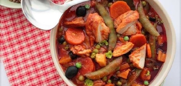 Курица тушеная в овощах, с чечевицей