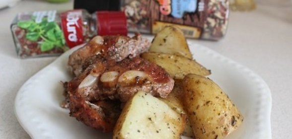 Запеченные свиные рёбрышки с ароматным картофелем
