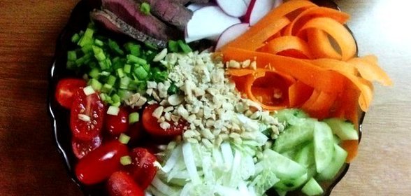 Острый овощной салат с говядиной