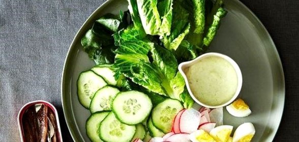 Салат с редисом, огурцом и яйцом